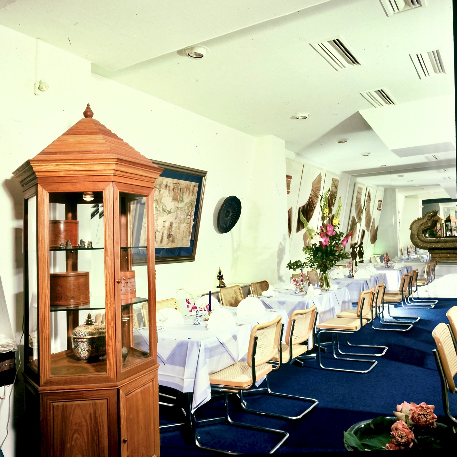 Palisandervitrine und Gastraum · Foto mit freundlicher Genehmigung von Ludwig Schirmer