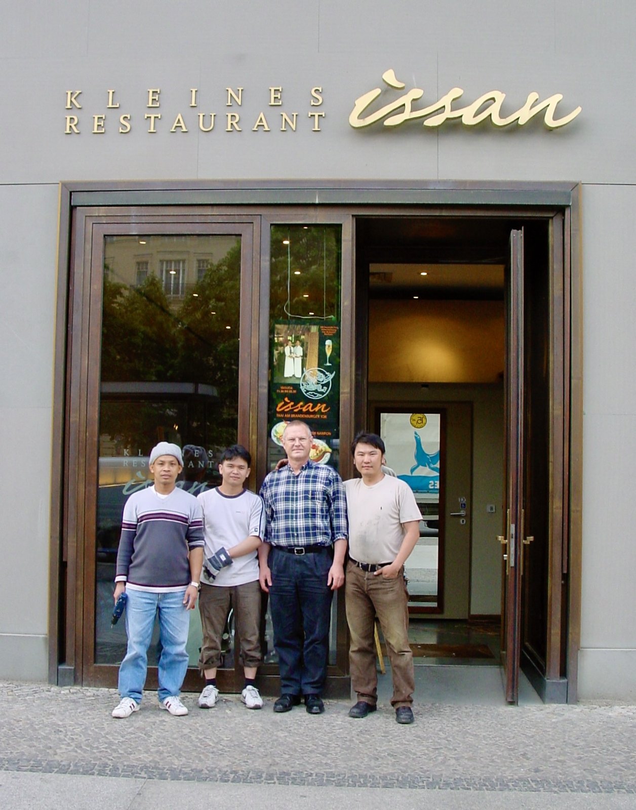 Gruppenfoto vor dem ISSAN