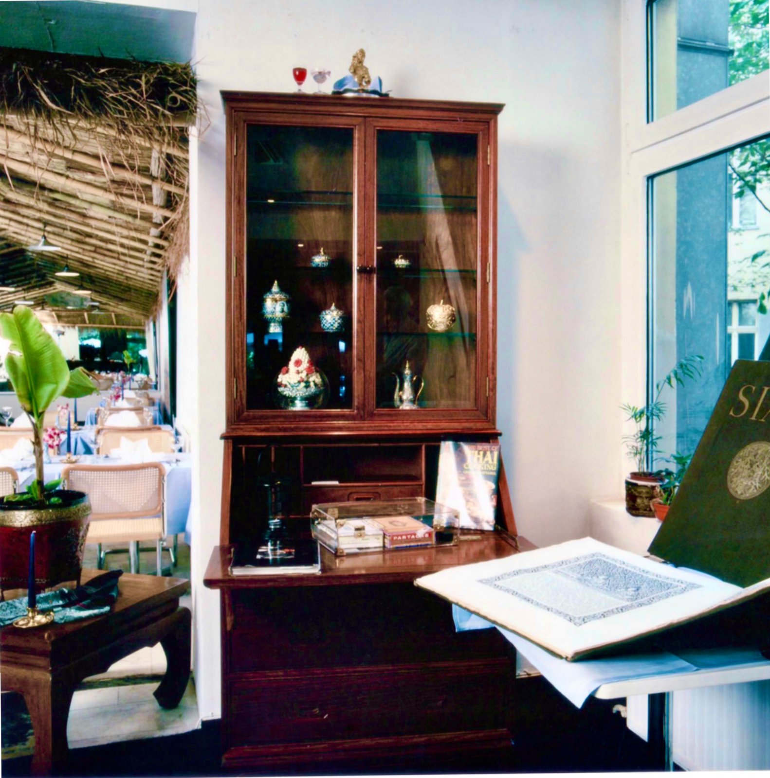 Palisandervitrine im Gastraum · Foto mit freundlicher Genehmigung von Ludwig Schirmer