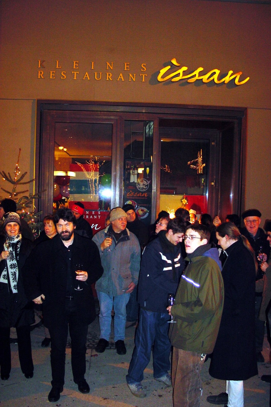 Silvester 2002 · Familie und Freunde vor dem ISSAN